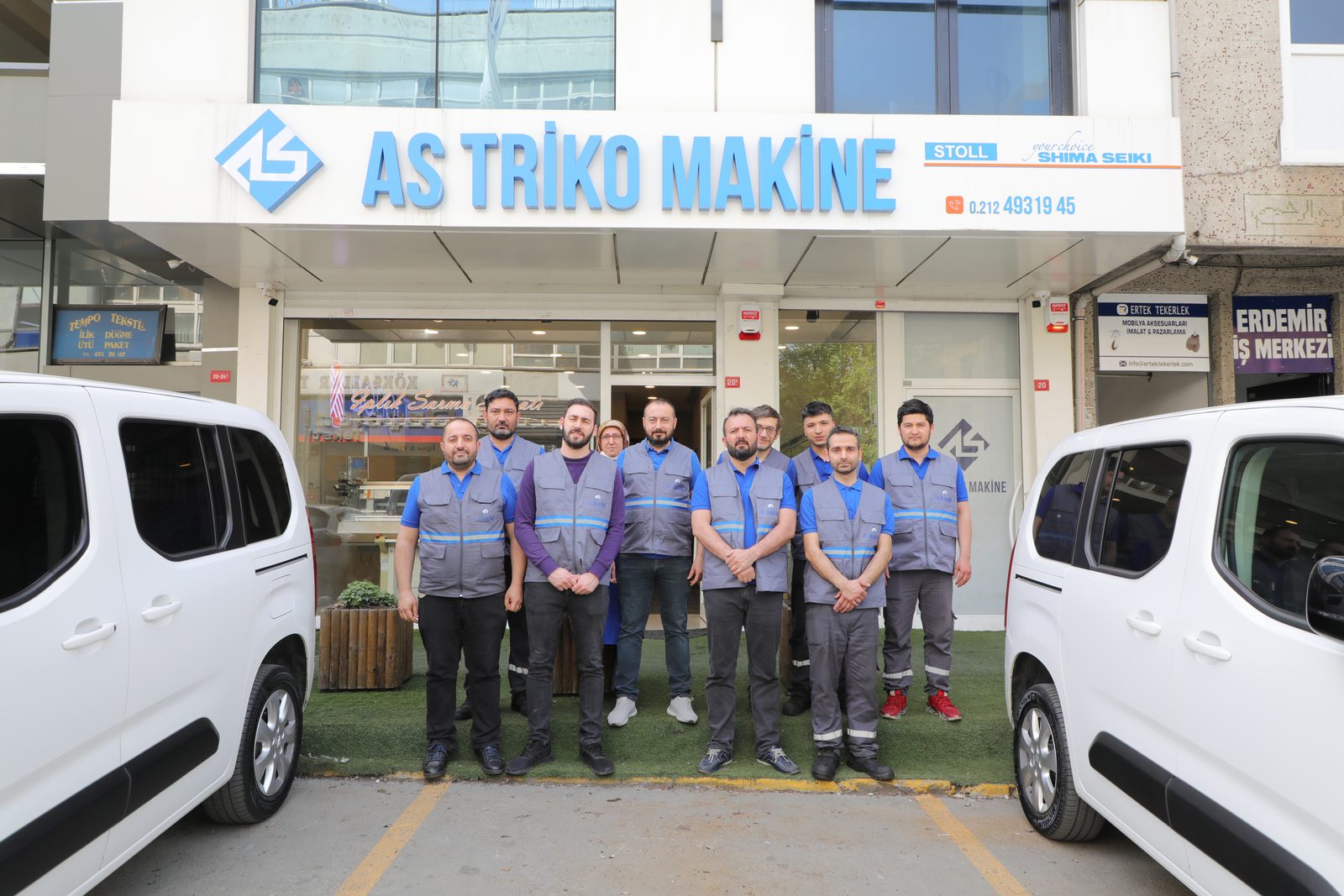 AS Triko Makine ekibi mağaza önünde